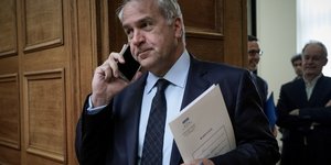 Μάκης Βορίδης μιλα στο κινητό