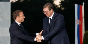 Ο Εμανουέλ Μακρόν με τον Αλεξάντερ Βούτσιτς