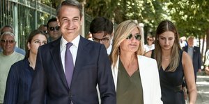 Ο Κυριάκος Μητσοτάκης με την οικογένειά του στην ορκωμοσία