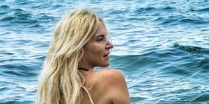 Μαρία Ανδρουσου με μπικίνι στη θάλασσα