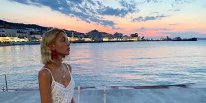 Η Μαρία Ολυμπία κάθεται στις Σπέτσες