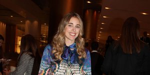 Η Μαριάννα Γουλανδρή περπατά και χαμογελά