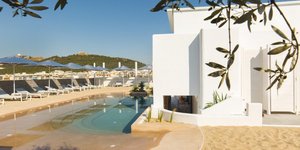 Η παραλία Μαβίλη με την χρυσή άμμο και την θέα στον Λυκαβηττό