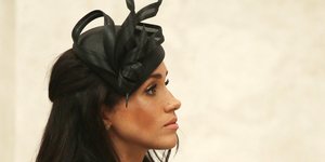 Μέγκαν Μαρκλ στα μαύρα, με καπέλο 