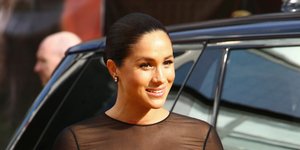 Η Μέγκαν Μαρκλ με μαύρο φόρεμα με διαφάνεια