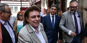 Η Λίνα Μενδώνη προσέρχεται στο ΥΠΠΟ -Πίσω της ο υφ. Αθλητισμού Λευτέρης Αυγενάκης