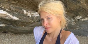 Μενεγάκη στην παραλία με καφτάνι