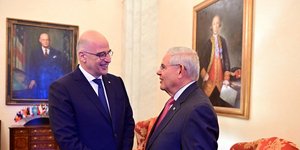 Ο υπουργός εξωτερικών Νίκος Δένδιας στη συνάντηση με τον γερουσιαστή Μενέντεζ