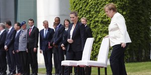 Η Ανγκελα Μέρκελ δίπλα σε καρέκλα