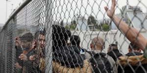Μετανάστες στη Θεσσαλονίκη πίσω από συρματόπλεγμα