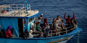 Μετανάστες σε βάρκα