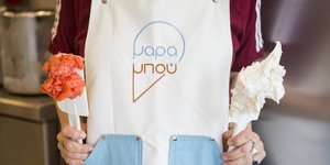 Μια γυναίκα κρατά δύο σπάτουλες με παγωτό 