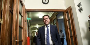 O Νότης Μηταράκης προσέρχεται στο υπουργικό συμβούλιο