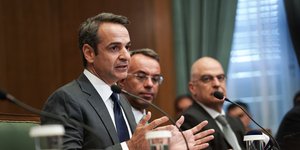 Μητσοτάκης στο υπουργικό με Δένδια και Σταϊκούρα