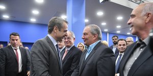 Ο Κυριάκος Μητσοτάκης και ο Κώστας Καραμανλής στην ΠΕ της ΝΔ