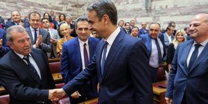 Ορθιοι οι βουλευτές της ΝΔ χειροκροτούν τον πρωθυπουργό Κυριάκο Μητσοτάκη
