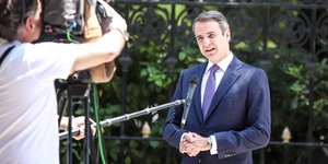 Ο πρωθυπουργός έξω από το Προεδρικό Μέγαρο