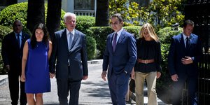 Ο Κυριάκος Μητσοτάκης περπατά με τον Πικραμμένο