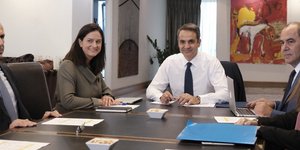 Κατά τη διάρκεια της επίσκεψης του πρωθυπουργούς στο υπουργείο Παιδείας