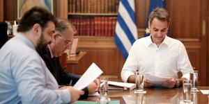 Ο πρωθυπουργός Κυριάκος Μητσοτάκης με τον υπουργό Εσωτερικών, Τάκη Θεοδωρικάκο και τον υφυπουργό, Θεόδωρο Λιβάνιο