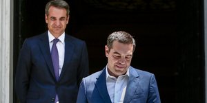 Ο Κυριάκος Μητσοτάκης παρακολουθεί την αποχώρηση του Αλέξη Τσίπρα