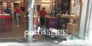 Μηχανή σε βιτρίνα μαγαζιού