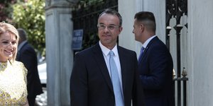 Σταϊκούρας στην είσοδο του Μαξίμου
