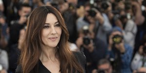 Η Μόνικα Μπελούτσι με μαύρο ρούχο χαμογελά