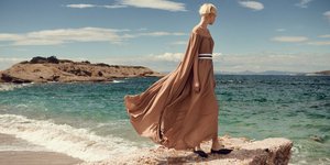 Μοντέλο με φόρεμα σε βράχο