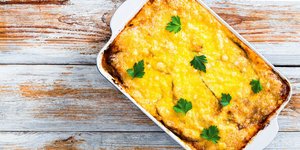 Ενα ταψί μουσακά σε ξύλινη επιφάνεια