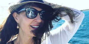 Η Νία Βαρντάλος με γυαλιά ηλίου και καπέλο πάνω σε πλοίο