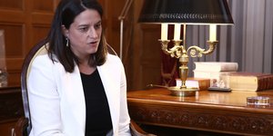 Νίκη Κεραμέως ασπρο σακακι μαυρη μπλούζα