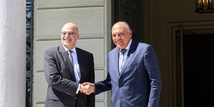 Ο υπουργός Εξωτερικών Νίκος Δένδιας με τον Αιγύπτιο ομόλογό του
