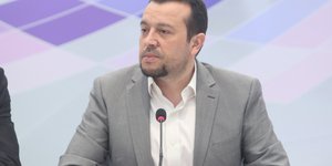 Νίκος Παππάς μπροστά σε μικρόφωνο