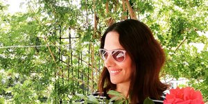 Η Νόνη Δούνια σε φωτογραφία με μπουκέτο λουλούδια στο instagram