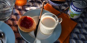 Ποτήρι με γάλα ΝΟΥΝΟΥ μαχαίρι, κομμάτι κέικ