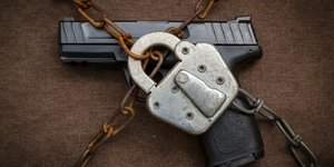 Οπλο κλειδωμένο με λουκέτο σε διαμαρτυρία για την οπλοκατοχή