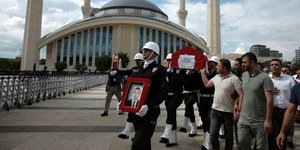 Κόσμος στη κηδεία του Οσμάν Κεζέ
