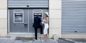 Ενα ζευγάρι κάνει ανάληψη από ΑΤΜ - 120 δόσεις