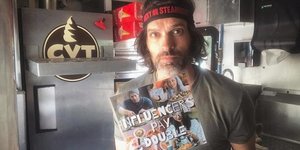 «Οι influencers πληρώνουν διπλά», γράφει η πινακίδα που κρατά ο 38χρονος που πουλά παγωτά στο Λος Άντζελες