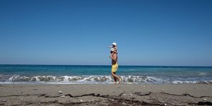 Παιδί και πατέρας στην παραλία