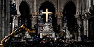 Εικόνες από το εσωτερικό της Παναγίας των Παρισίων