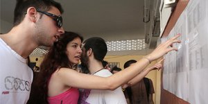 Υποψήφιοι πανελλαδικών εξετάσεων κοιτάζουν πίνακες αποτελεσμάτων