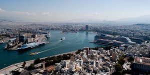 Εικόνα από ψηλά από το λιμάνι του Πειραιά