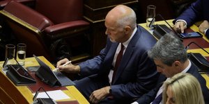 O Γιώργος Παπανδρέου στην ολομέλεια της βουλής με το laptoρ/(Eurokinissi/Γιάννης Παναγόπουλος)