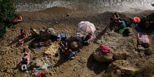 Ομπρέλες και πετσέτες σε παραλία