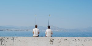 Δυο ψαρευουν