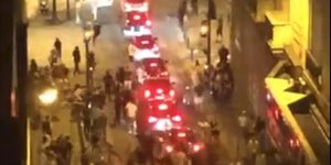 Κόσμος τρέχει σε δρόμο στο Παρίσι