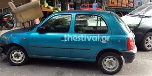 Αυτοκίνητο που πάρκαρε παράνομα βρέθηκε με μια πολυθρόνα στο καπό