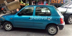 Αυτοκίνητο που πάρκαρε παράνομα βρέθηκε με μια πολυθρόνα στο καπό